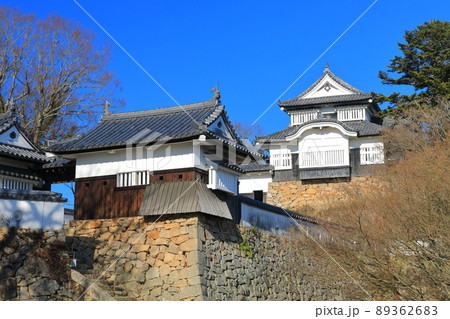 【岡山県】快晴下の備中松山城 89362683