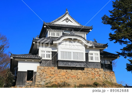 【岡山県】快晴下の備中松山城 89362688