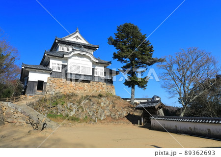 【岡山県】快晴下の備中松山城 89362693