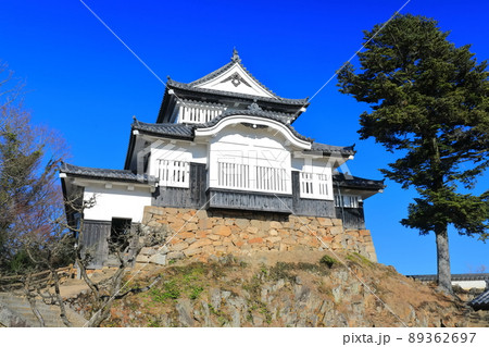【岡山県】快晴下の備中松山城 89362697