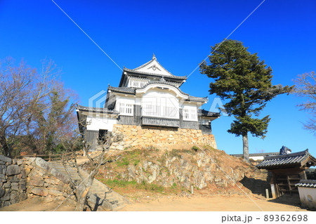 【岡山県】快晴下の備中松山城 89362698