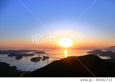 【愛媛県】黄昏の来島海峡大橋（しまなみ海道） 89362713