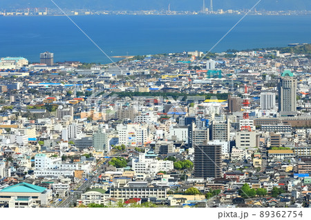 【愛媛県】晴天下の今治市中心街の眺望 89362754