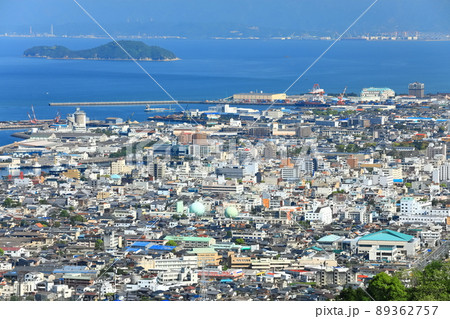 【愛媛県】晴天下の今治市中心街の眺望 【愛媛県】晴天下の今治市中心街の眺望 89362757