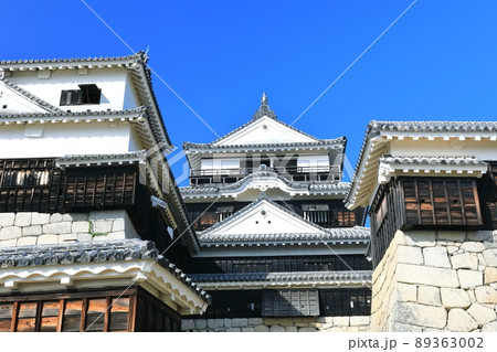 【愛媛県】晴天下の松山城（本壇） 89363002