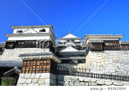 【愛媛県】晴天下の松山城(本壇) 【愛媛県】晴天下の松山城(本壇) 89363004