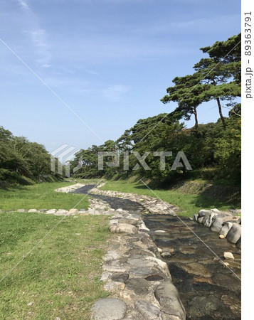 川が流れる自然の風景 89363791
