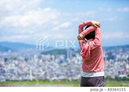 屋外で運動をする日本人のミドル女性 89364155