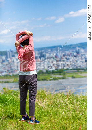 屋外で運動をする日本人のミドル女性 89364176