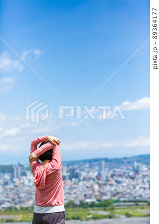 屋外で運動をする日本人のミドル女性 屋外で運動をする日本人のミドル女性 89364177