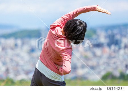 屋外で運動をする日本人のミドル女性 屋外で運動をする日本人のミドル女性 89364284