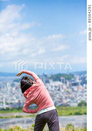 屋外で運動をする日本人のミドル女性 屋外で運動をする日本人のミドル女性 89364291