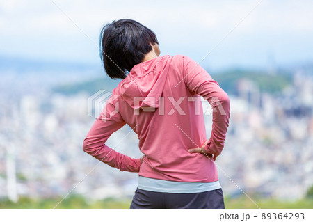 屋外で運動をする日本人のミドル女性 屋外で運動をする日本人のミドル女性 89364293
