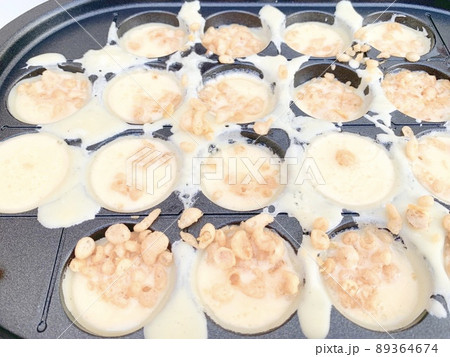 たこ焼き器でタコ焼きつくり 写真素材 たこ焼き器でタコ焼きつくり 写真素材 89364674