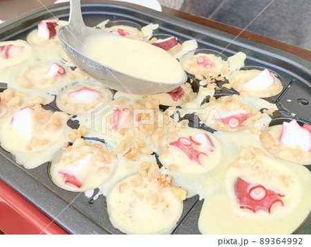 タコ焼きを作るイメージ　写真素材 89364992