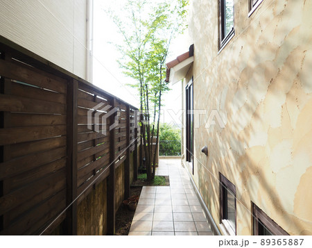 新緑イメージ ヤマボウシの木 庭 ウッドフェンス パティオ 新緑イメージ ヤマボウシの木 庭 ウッドフェンス パティオ 89365887