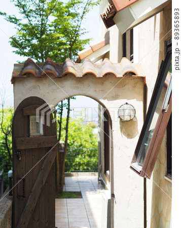 南欧風アーチ扉のある庭　パティオ 89365893