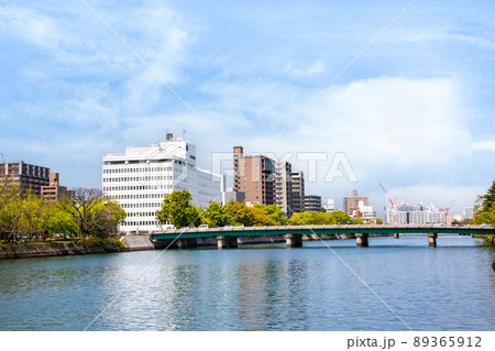 平和記念公園西側から本川上流域の風景です。中国新聞ビルやサッカースタジアム建設クレーンが見えます。 平和記念公園西側から本川上流域の風景です。中国新聞ビルやサッカースタジアム建設クレーンが見えます。 89365912