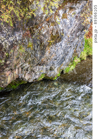 岩盤と丹波川の水流／山梨県丹波山村 89366105