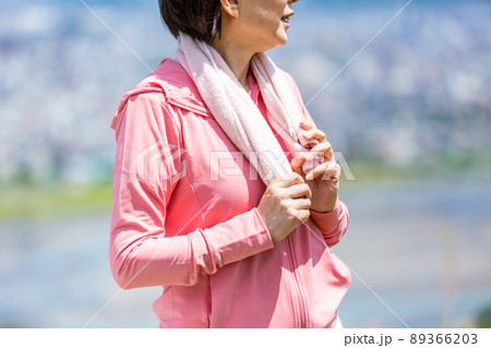 屋外で運動をする日本人のミドル女性 89366203