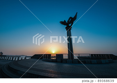 早朝の熱海のビーチにて 89368639