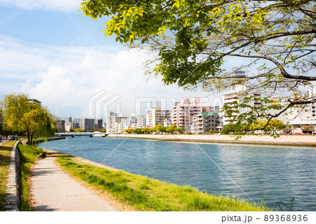 羽衣町の南大橋付近から、市内中心部方向の市街地風景です。リバーサイドにビル街が続きます。 89368936