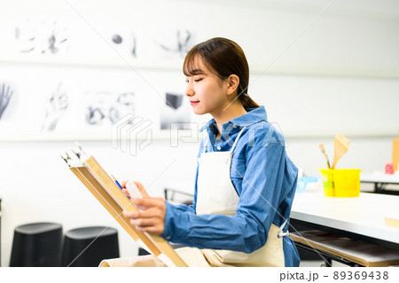美術を学ぶ若者 89369438