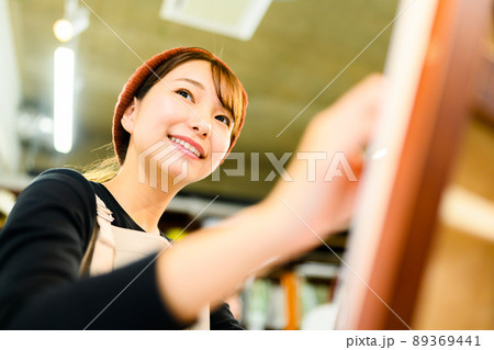 美術を学ぶ若者 美術を学ぶ若者 89369441