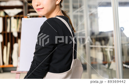 美術を学ぶ若者 89369442