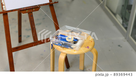 美術を学ぶ若者 89369443