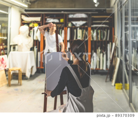 美術を学ぶ若者 89370309