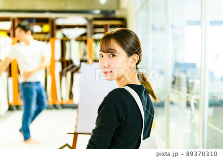 美術を学ぶ若者 美術を学ぶ若者 89370310