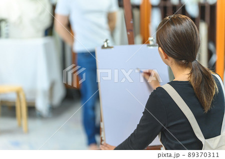 美術を学ぶ若者 89370311