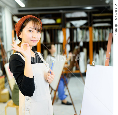 美術を学ぶ若者 89370312