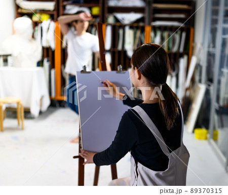 美術を学ぶ若者 89370315