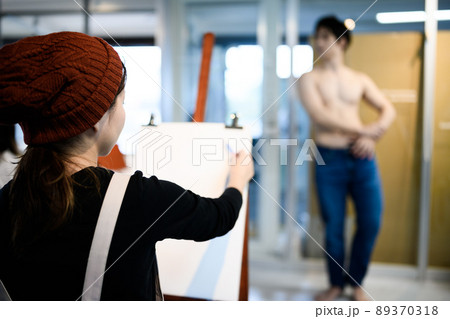 美術を学ぶ若者 美術を学ぶ若者 89370318