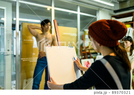 美術を学ぶ若者 89370321