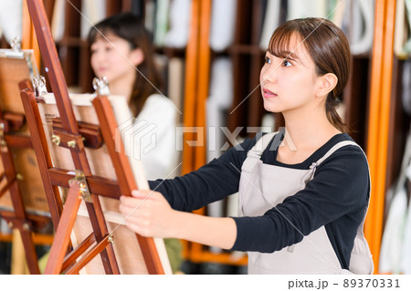 美術を学ぶ若者 美術を学ぶ若者 89370331