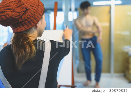 美術を学ぶ若者 89370335
