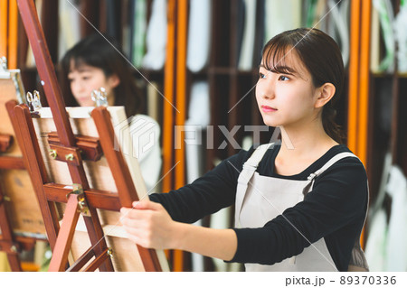 美術を学ぶ若者 89370336