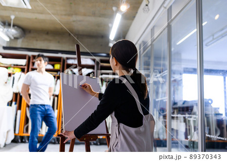 美術を学ぶ若者 89370343