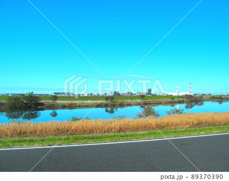 冬のサイクリング道路のある土手から見る江戸川風景 89370390