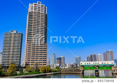 東京　江東区豊洲の都市風景　キャナルワーフタワーズと豊洲水門 89370648