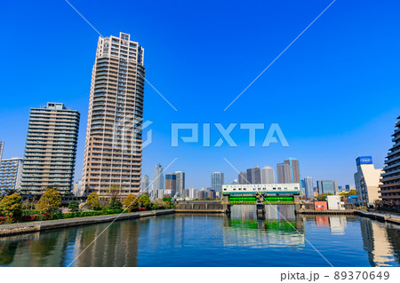 東京　江東区豊洲の都市風景　キャナルワーフタワーズと豊洲水門　 89370649