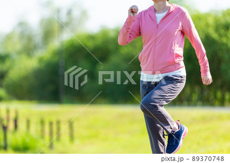 屋外の公園で運動をする日本人のミドル女性 89370748