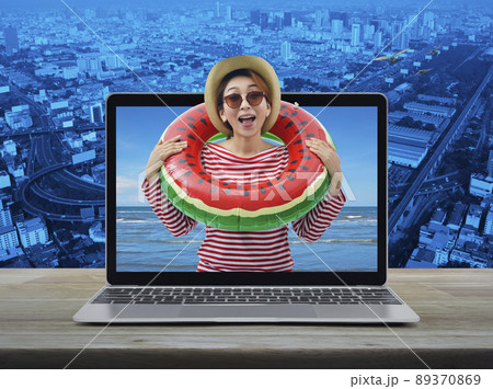Business summer holiday online concept 89370869