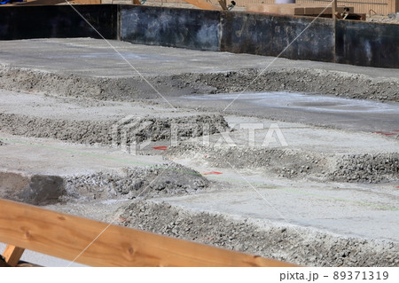 基礎工事　打設後の捨てコンクリート 89371319