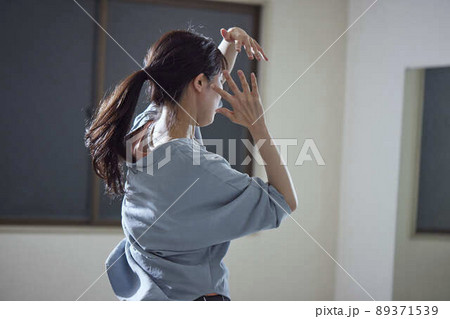 ダンスの練習をする若い日本人女性 ダンスの練習をする若い日本人女性 89371539