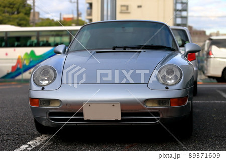 駐車場のシルバーのスポーツカー　イメージ 89371609