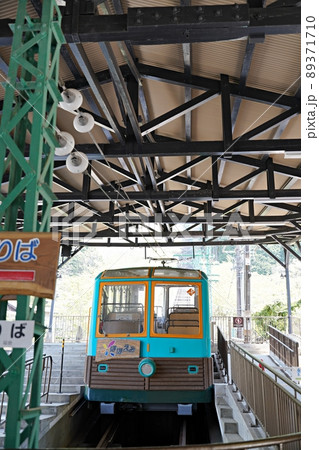 兵庫　川西市　妙見の森ケーブル　黒川駅のケーブルカー（晩春） 89371710